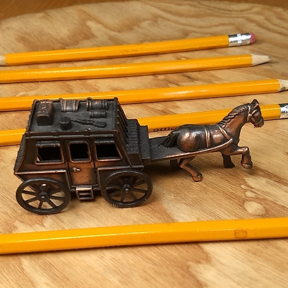 Collectable Metal Die Cast Horse & Stagecoach pencil sharpener - Picture 7 of 13